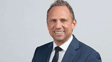 Portraitfotos von Staatsminister Thorsten Glauber